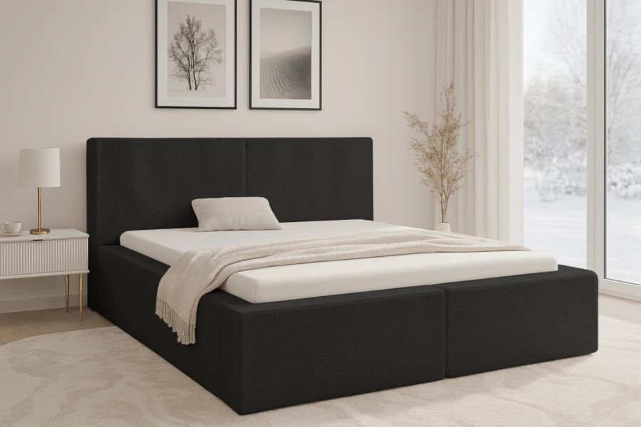 Modernes schwarzes Doppelbett in hellem Schlafzimmer mit winterlichem Ausblick.