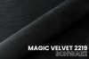 Nahaufnahme des schwarzen Samtstoffs Magic Velvet 2219 für hochwertige Polstermöbel.