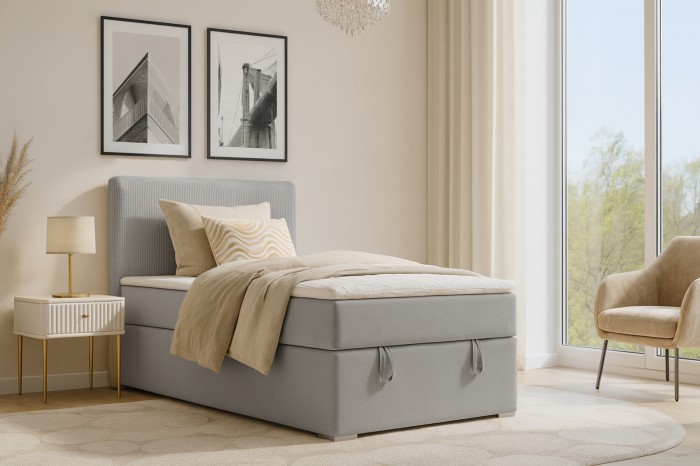 Lichtgrijs boxspringbed in een gezellig ingerichte slaapkamer met decoratie.