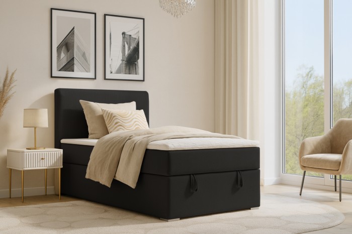 Modern slaapkamerontwerp met zwart boxspringbed, fauteuil en decoratie.