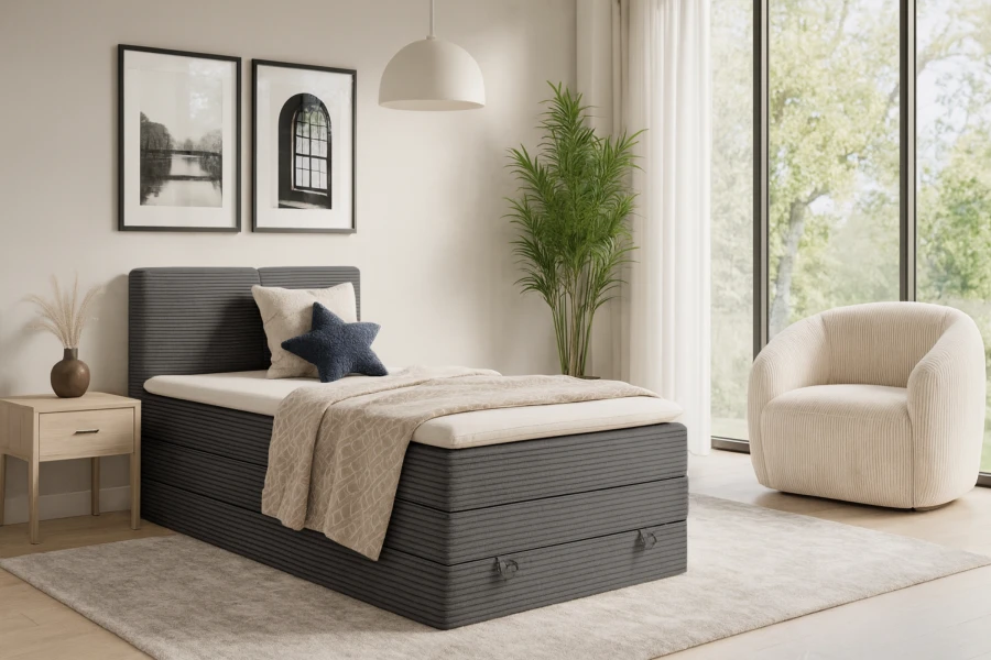 Stilvolles Schlafzimmer mit grauem Cord-Einzelbett, beige Sessel und moderner Dekoration.