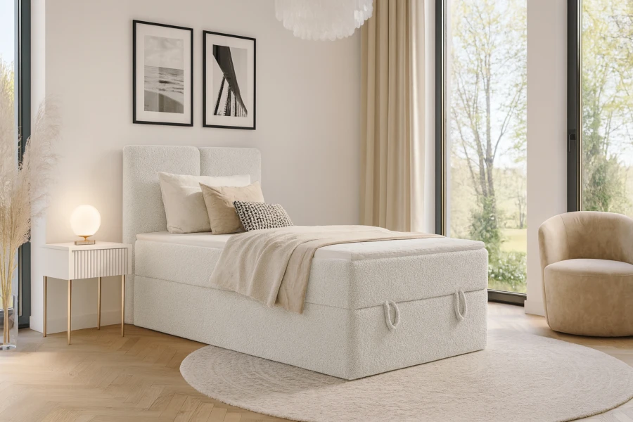 Weißes Boxspringbett aus Teddy-Stoff in einem modern eingerichteten Zimmer.