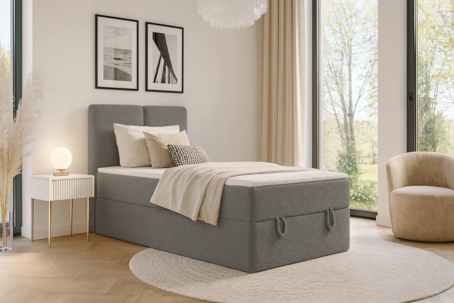 Stilvolles Schlafzimmer mit grauem Boxspringbett, Beistelltisch und Fensterfront.