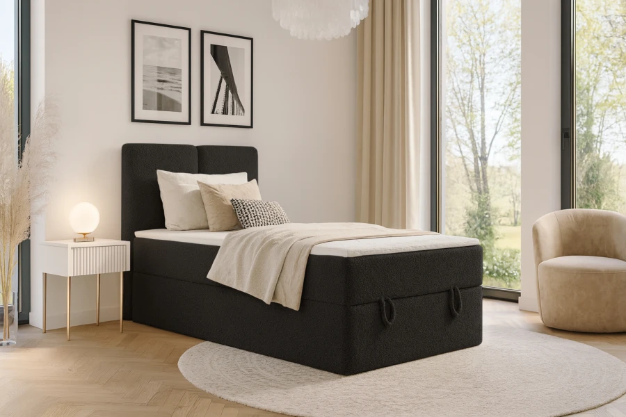 Schwarzes Boxspringbett im modernen Schlafzimmer mit stilvoller Deko.