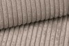 Nahaufnahme der Textur: Beiger Cord-Stoff mit weicher Rippenstruktur für Polstermöbel.
