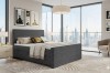 Luxuriöses Schlafzimmer mit grauem Boxspringbett MIDI vor einer modernen Stadtkulisse.