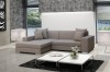 Stilvolles beiges Ecksofa mit passenden Kissen in modern eingerichtetem Wohnzimmer.