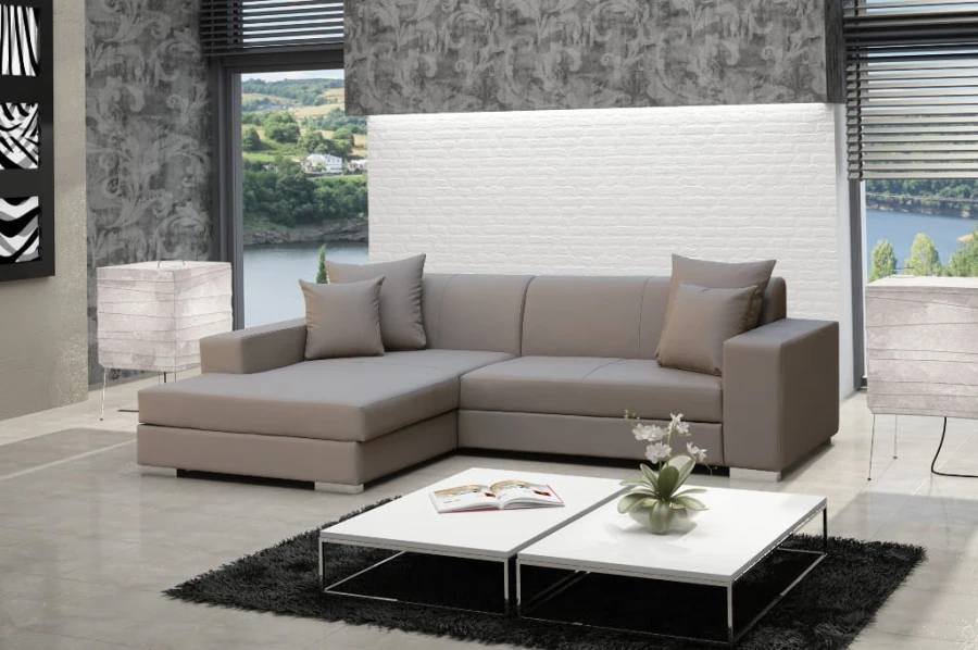 Stilvolles beiges Ecksofa mit passenden Kissen in modern eingerichtetem Wohnzimmer.