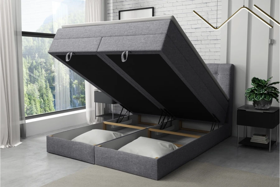 Boxspringbett mit geöffneten Bettkästen zeigt den großzügigen Stauraum unter der Matratze.