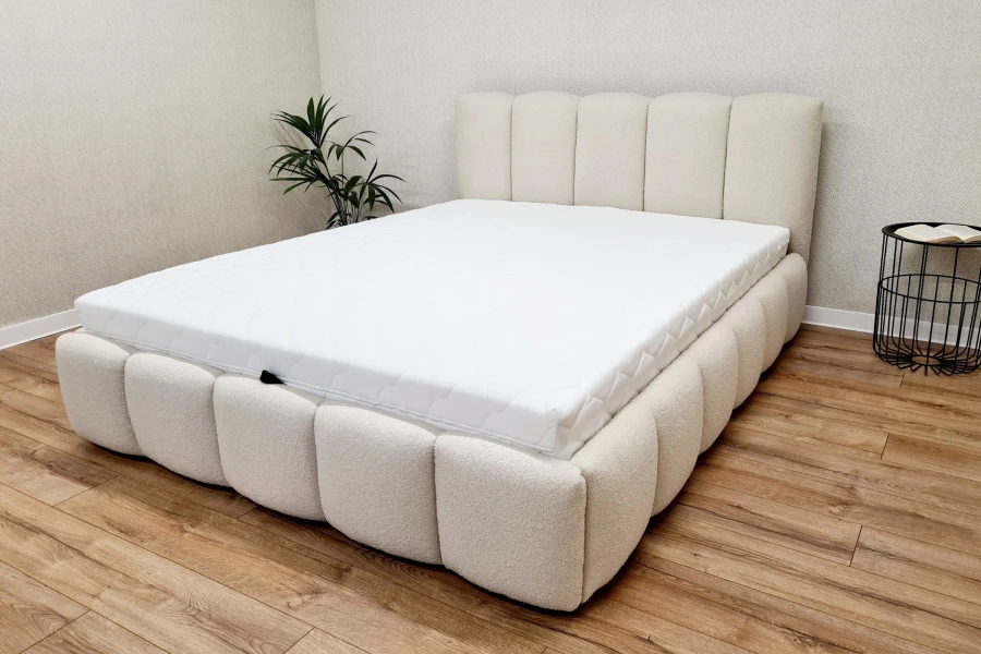 Weißes Polsterbett Vivian aus Bouclé-Stoff, Seitenansicht links, Schlafzimmermöbel.
