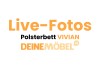 Schriftzug Live-Fotos Polsterbett Vivian von Deinemöbel24 in Orange und Schwarz.