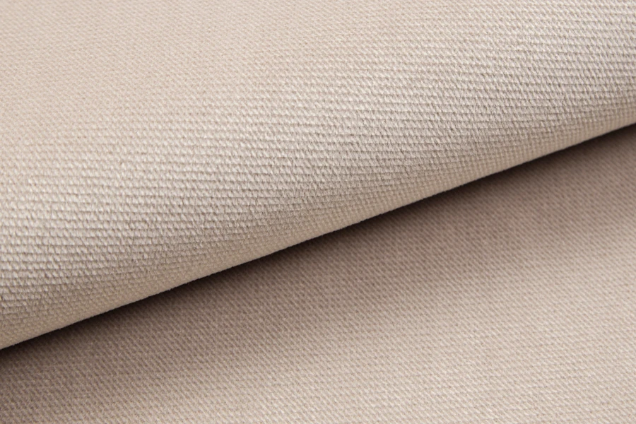 Nahaufnahme der beigen Stoff-Struktur des Boxspringbetts für eine hochwertige Haptik.