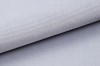 Detailansicht der grauen Stoffstruktur eines Boxspringbettes.