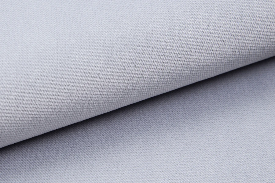 Detailansicht der grauen Stoffstruktur eines Boxspringbettes.