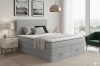 Modernes hellgraues Boxspringbett im Schlafzimmer mit Stadtblick.