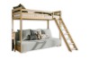 Stabiles Hochbett aus Massivholz mit gemütlichem Sofa und Leiter, freigestellt.