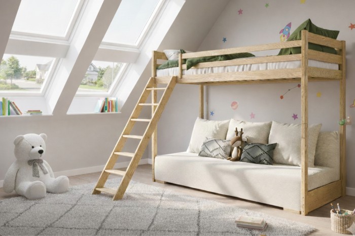 Einladendes Kinderzimmer mit SIDNEY Hochbett aus Holz und großem Teddybären.