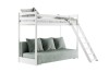 Modernes weißes Hochbett mit grünem Schlafsofa und schräger Leiter, freigestellt.