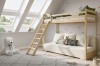 Modernes Hochbett Sidney aus Kiefernholz mit integriertem Schlafsofa im Kinderzimmer.