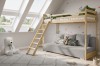 Modernes Kinderzimmer mit Hochbett, gemütlichem Schlafsofa und großem Teddybären.