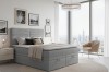 Boxspringbed Daniel in een moderne slaapkamer met luxueus uitzicht op de stad en een gezellige inrichting.