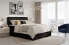 Schwarzes Boxspringbett David im eleganten Schlafzimmer-Design mit praktischem Bettkasten.