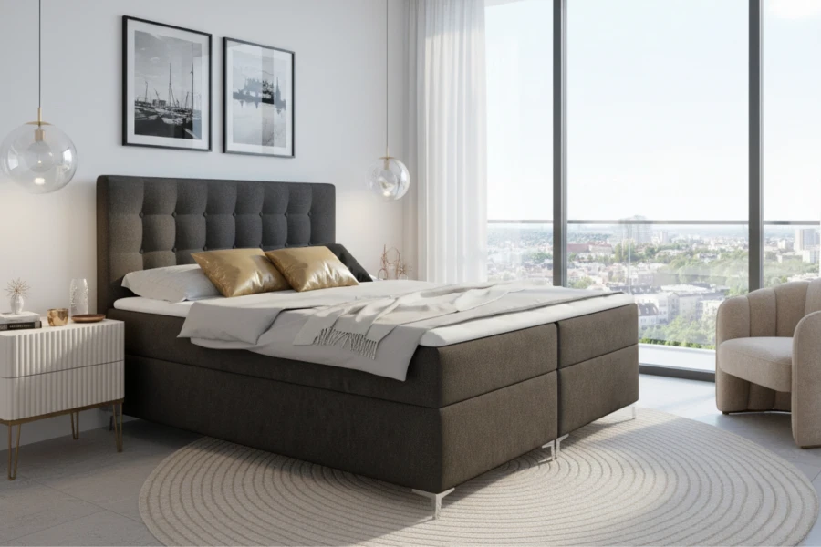 Gemütliches Schlafzimmer-Ambiente mit dunklem Boxspringbett und Blick auf die Stadt
