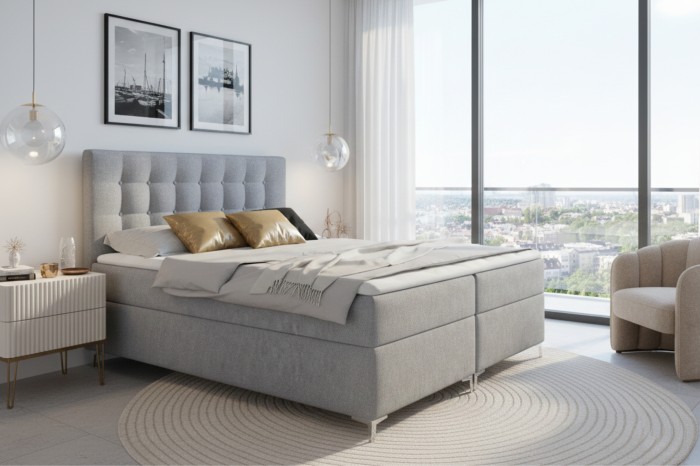 Stilvolles Schlafzimmer mit hellem Erik Boxspringbett, Nachttisch und moderner Fensterfront.