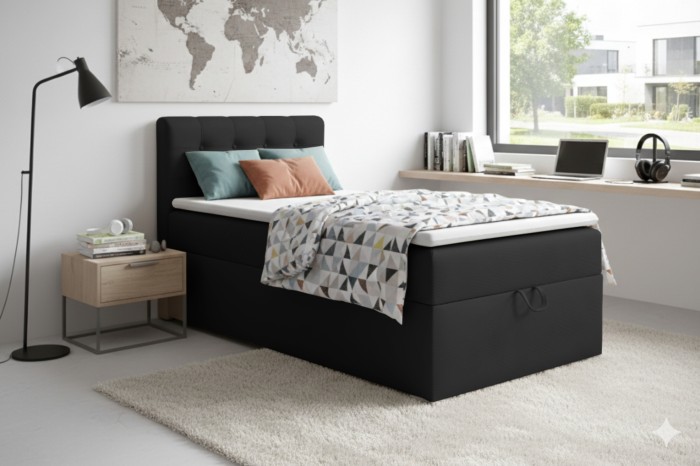 Modern zwart boxspringbed in de slaapkamer met wereldkaart en lampen.