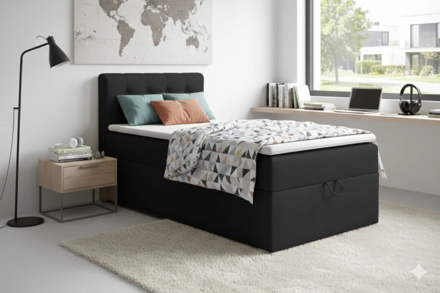 Modern zwart boxspringbed in de slaapkamer met wereldkaart en lampen.