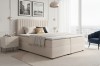 Beiges Boxspringbett im Schlafzimmer mit moderner Dekoration.