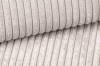 Nahaufnahme der weichen Oberflächenstruktur des beige Cord-Bezugsstoffs.