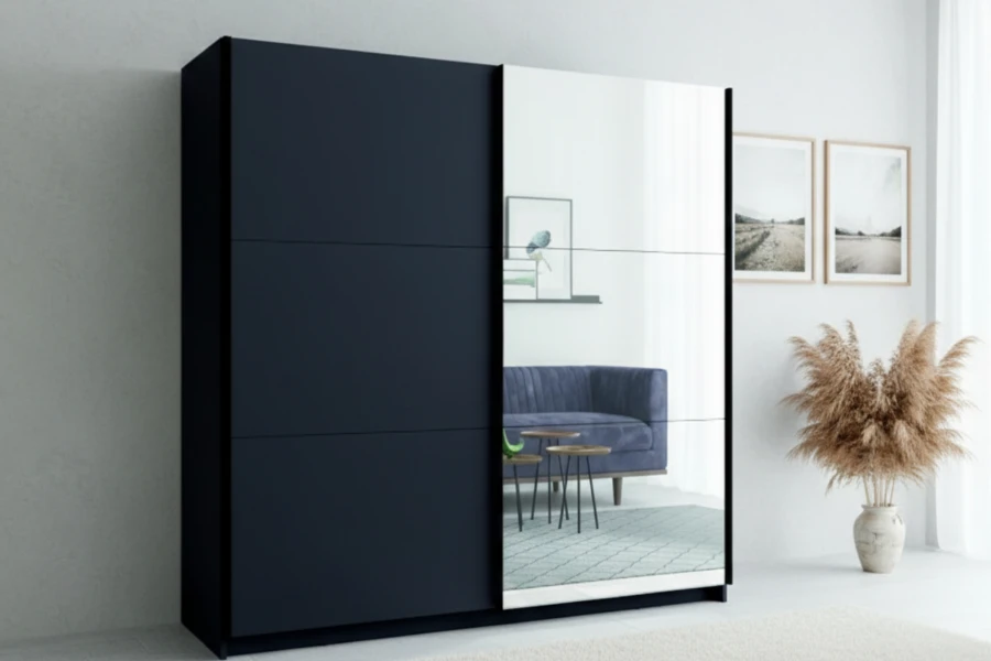 Moderner schwarzer Schwebetürenschrank mit Spiegel im stilvollen Schlafzimmer.