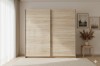 Heller Kleiderschrank in natürlicher Holzoptik mit praktischen Schwebetüren.