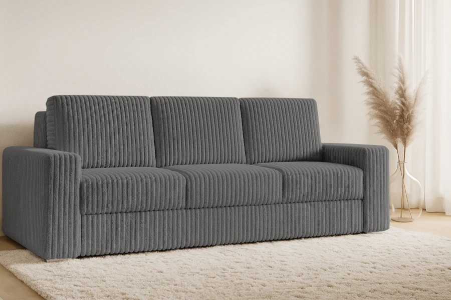 Graues Cordsofa in modernem Wohnzimmer mit hellem Teppich und Deko
