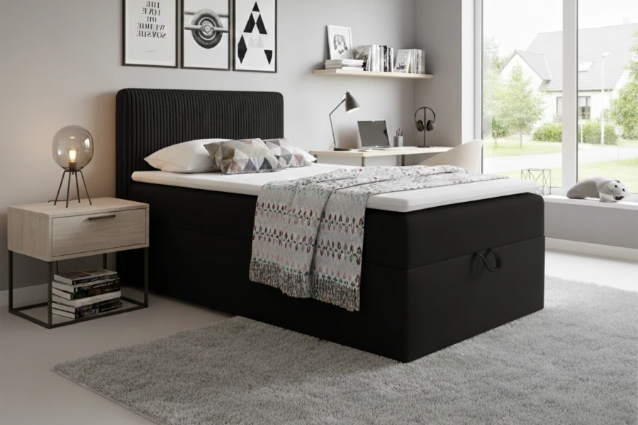 Modern slaapkamerontwerp met zwart boxspringbed, nachtkastje en licht tapijt.