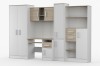 Weiße Schrankwand mit Eichenelementen, Schreibtisch und Kleiderschrank.