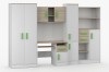 Modernes Jugendzimmer-Möbelset in Weiß und Eiche mit grünen Griffen, Schreibtisch und Kleiderschrank.