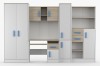 Kinderzimmer-Möbelset in Weiß und Eiche mit markanten blauen Griffen, Kleiderschrank und Schreibtisch.