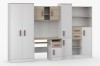 Kinderzimmer Möbelset in Weiß und Eiche mit lila Griffen, inklusive Schreibtisch und Kleiderschrank.
