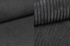 Detailweergave donkergrijze stofstalen: gestructureerde ribstof en bijpassende gladde textielbekleding.