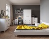 Komplettes Kinderzimmer-Set in Weiß mit Bett, Kleiderschrank und Schreibtisch im Scandi-Stil.