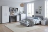 Modernes Jugendzimmer in Grau-Weiß mit Bett, Schreibtisch und Teppich in wohnlichem Design.