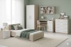 Stilvolles Jugendzimmer in Eiche und Weiß mit Bett, Schreibtisch und passenden Möbeln.