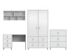 Weißes Möbelset mit Ledergriffen: Kleiderschrank, Schreibtisch, Kommode und Wandregal.