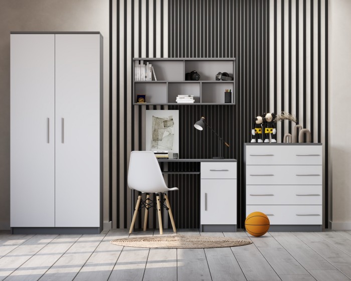 Stilvolles Jugendzimmer mit grau-weißen Möbeln vor einer gestreiften Wand, Schreibtisch und Schrank.