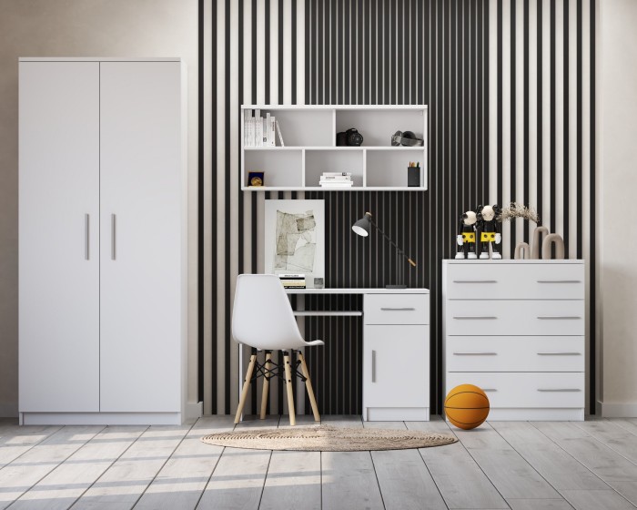 Weißes Kinderzimmer-Möbelset mit Schreibtisch und Schrank vor einer gestreiften Akzentwand.