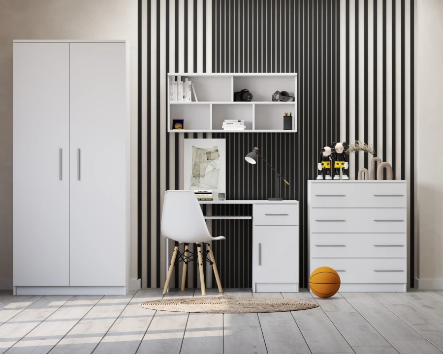 Weißes Kinderzimmer-Möbelset mit Schreibtisch und Schrank vor einer gestreiften Akzentwand.