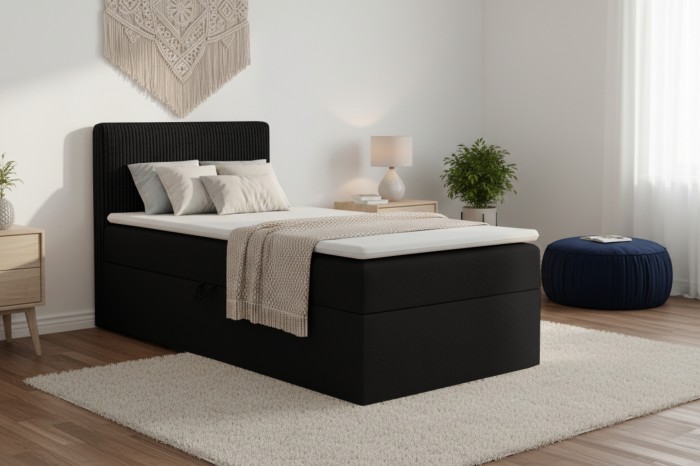 Modern zwart boxspringbed in een licht ingerichte slaapkamer met gezellige decoratie.