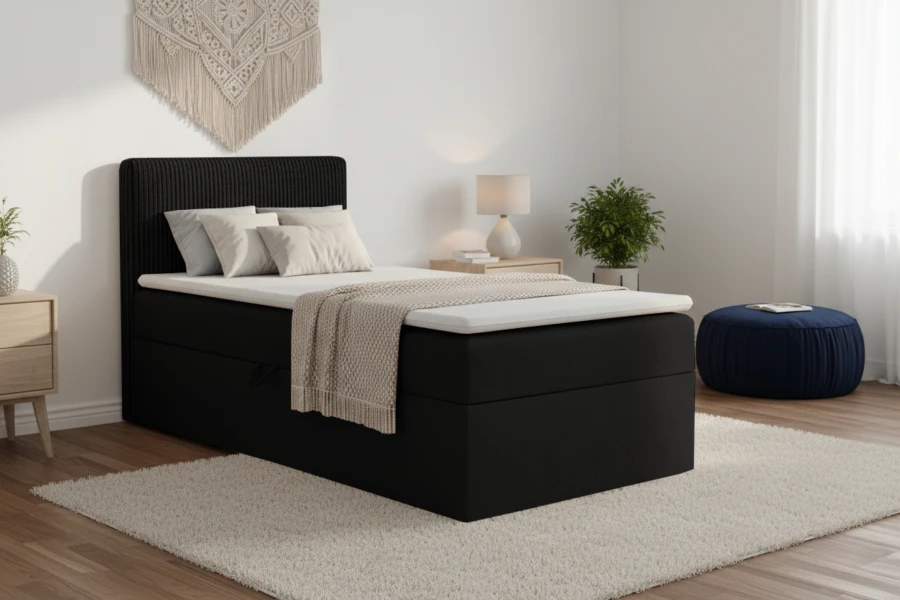 Schwarzes Boxspringbett im modern eingerichteten Schlafzimmer mit Deko.